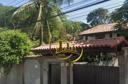 DUAS CASAS MAIS UMA SUÍTE À VENDA  PRAIA DA PITÓRIA EM SÃO PEDRO DA ALDEIA-RJ.