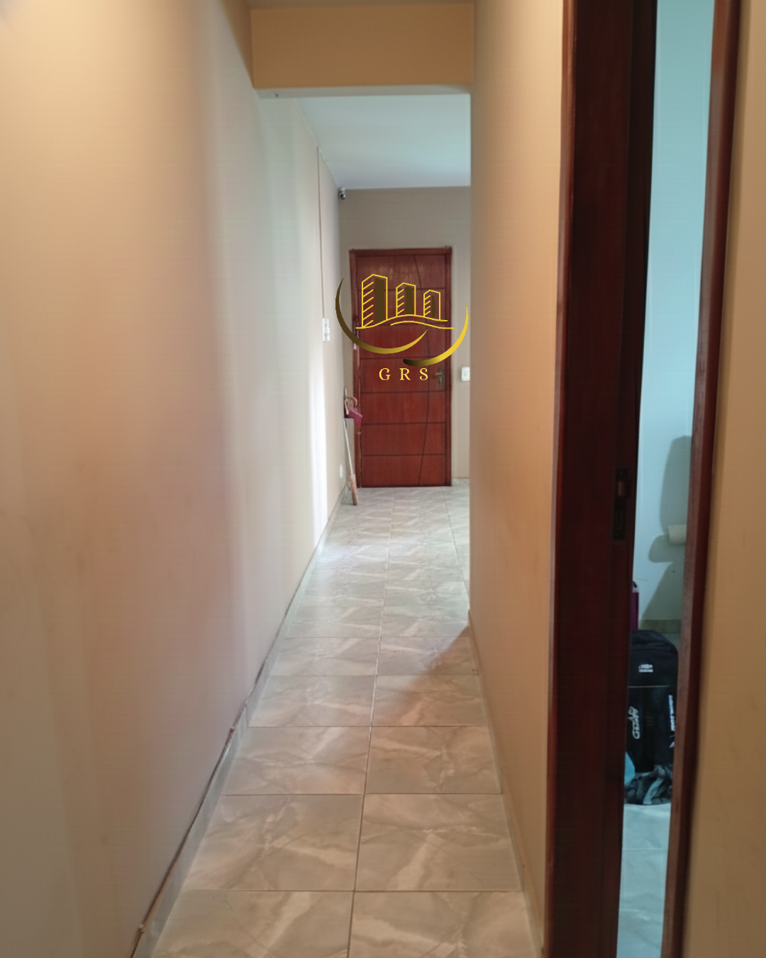 APARTAMENTO Á VENDA NO CENTRO DE SÃO PEDRO DA ALDEIA-RJ.