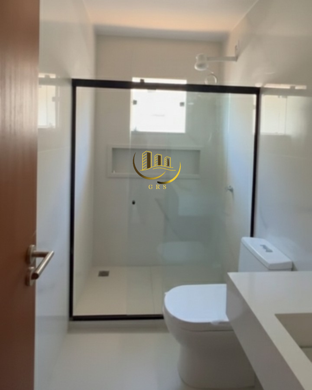 CASA Á VENDA EM CONDOMÍNIO DE LUXO EM SÃO PEDRO DA ALDEIA-RJ.